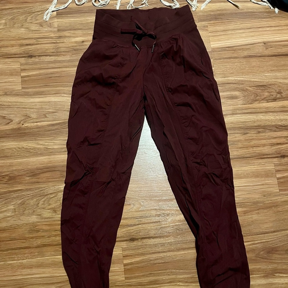Lululemon maroon joggers size 4